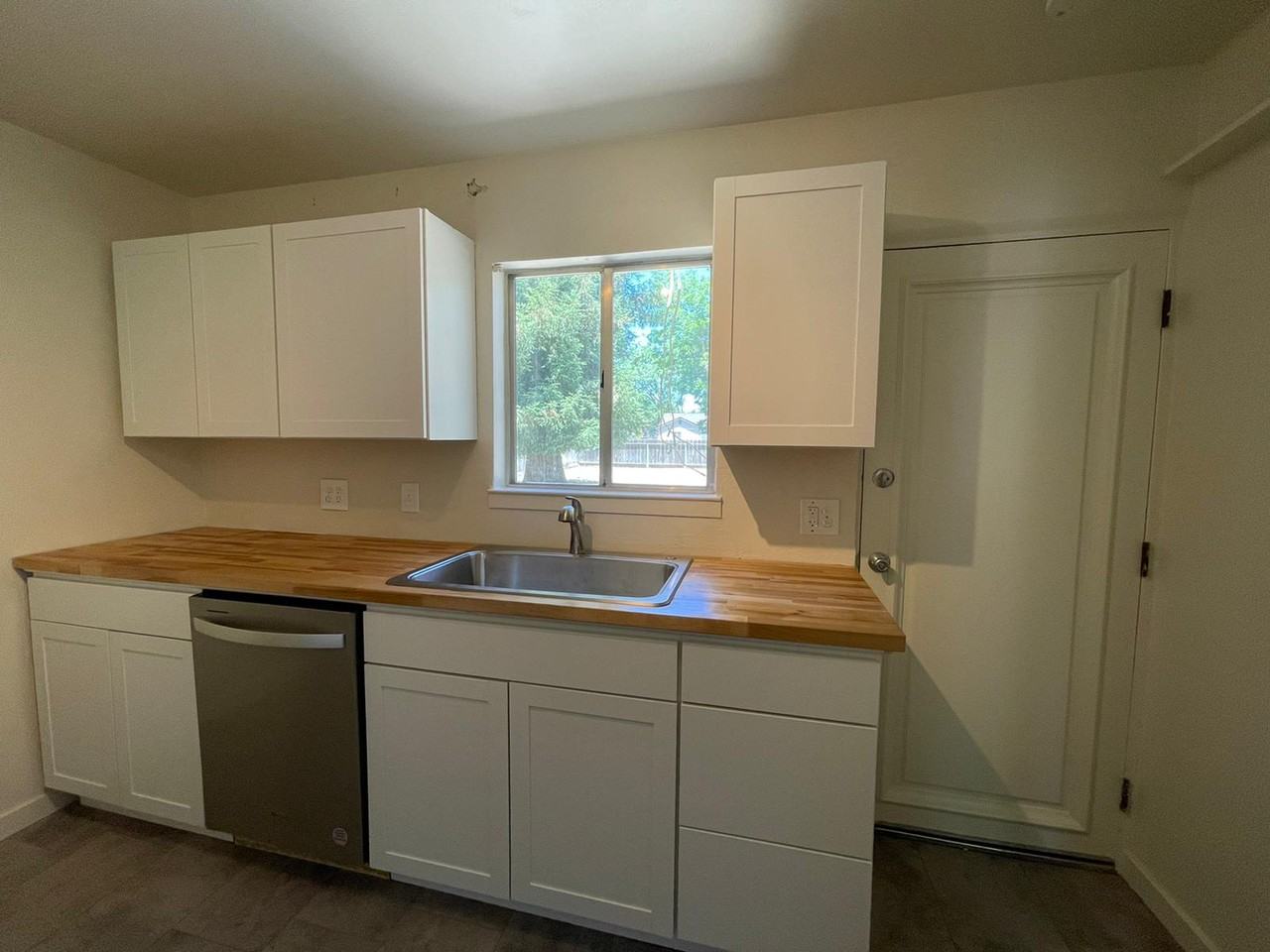 705 W Roseburg Ave #1 - Photo 4 of 20