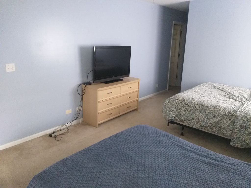 870 Waterview Dr - Photo 2 of 3