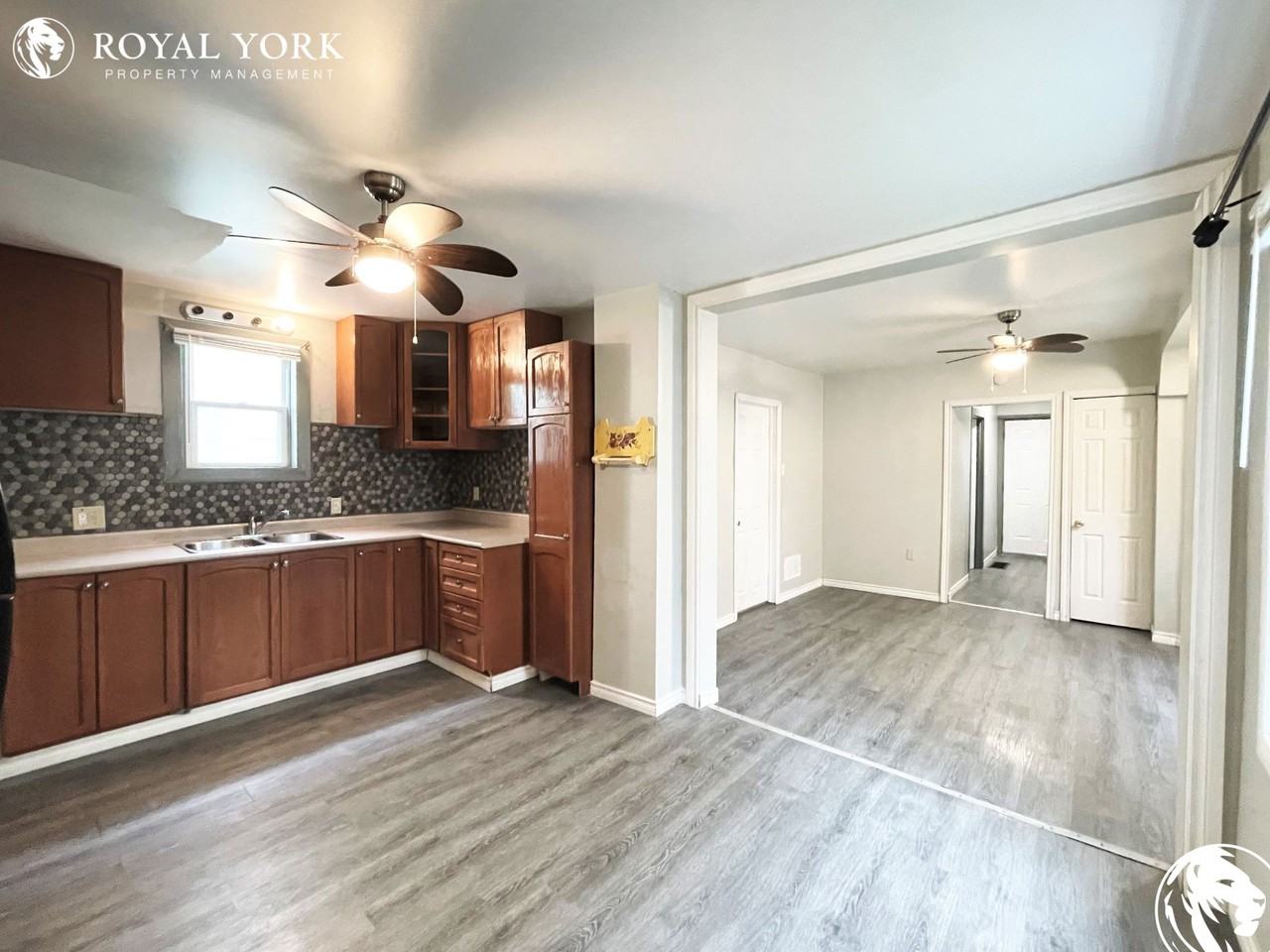 5789 Robinson St - Photo 3 of 47