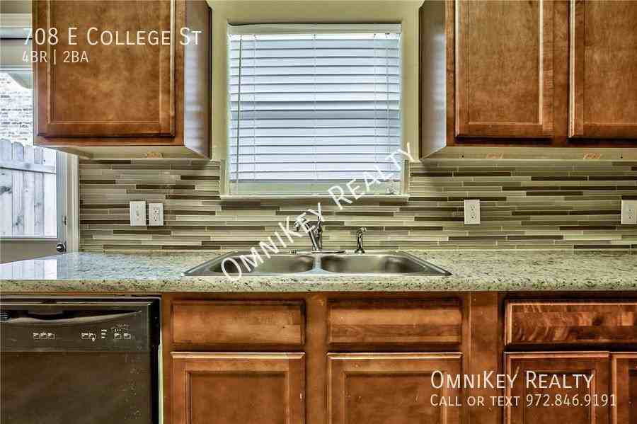 708 E College St - Photo 3 of 19