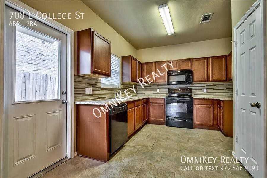 708 E College St - Photo 2 of 19