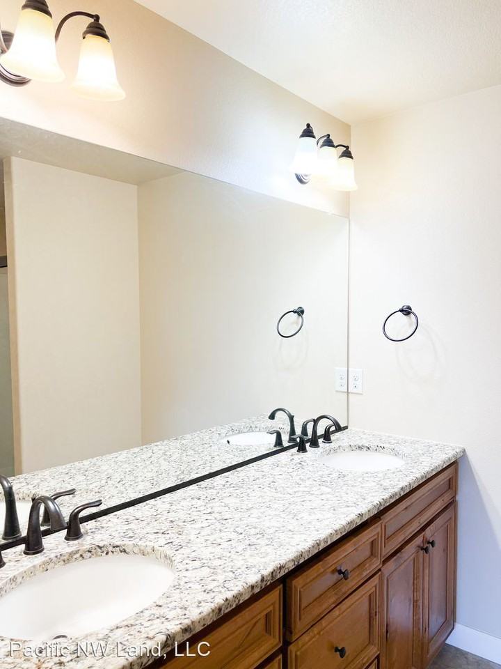 319 N 33rd Ct - Photo 3 of 13