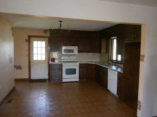 12559 Collinsville Rd - Photo 3 of 8