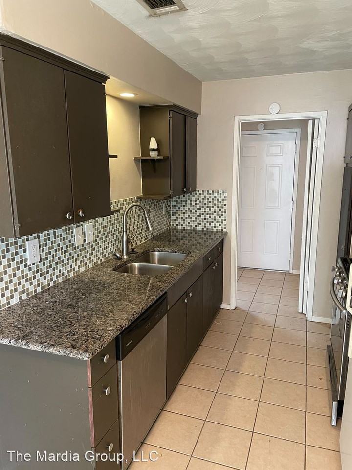 202 Island Dr - Photo 2 of 12