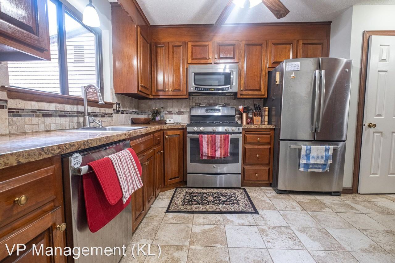 155 Wynwood Dr - Photo 2 of 11