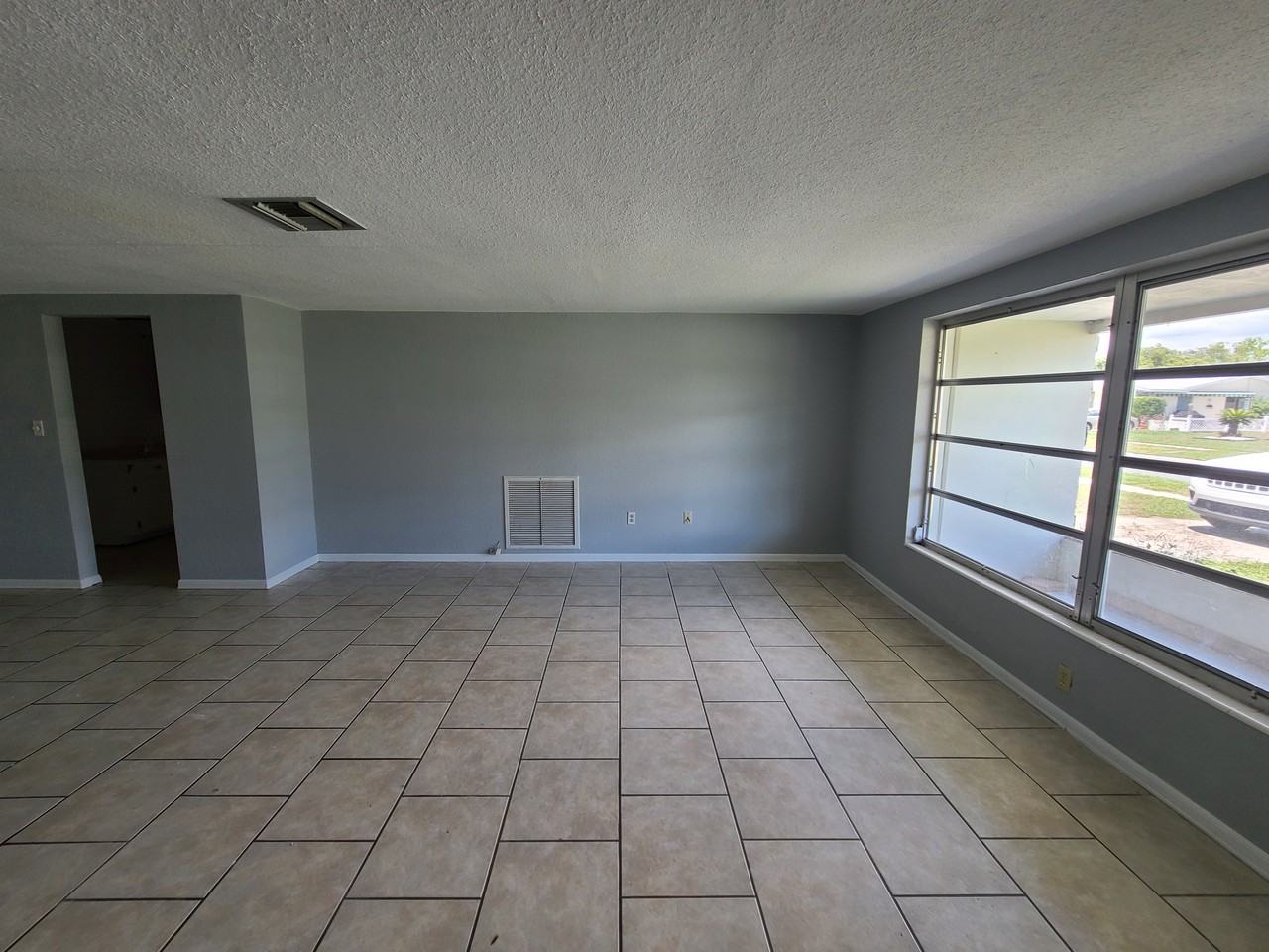 2143 Shannon Dr - Photo 2 of 20