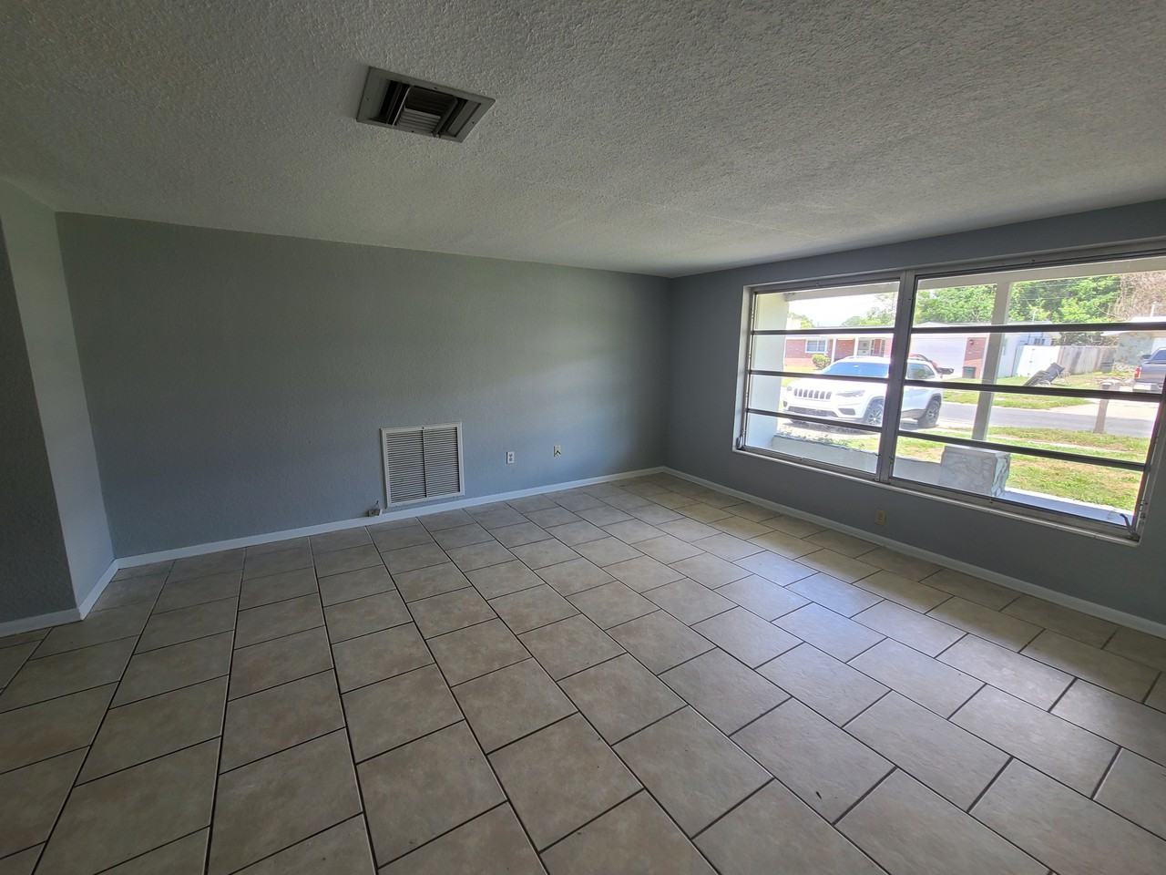 2143 Shannon Dr - Photo 3 of 20