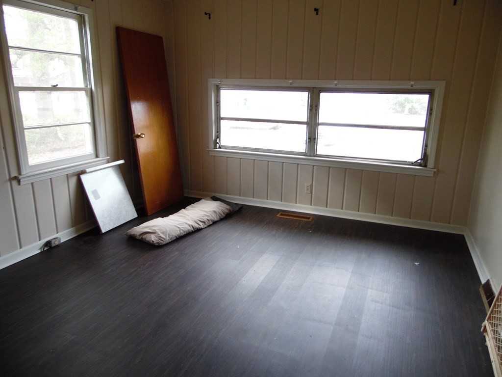 1125 Martin St - Photo 5 of 13