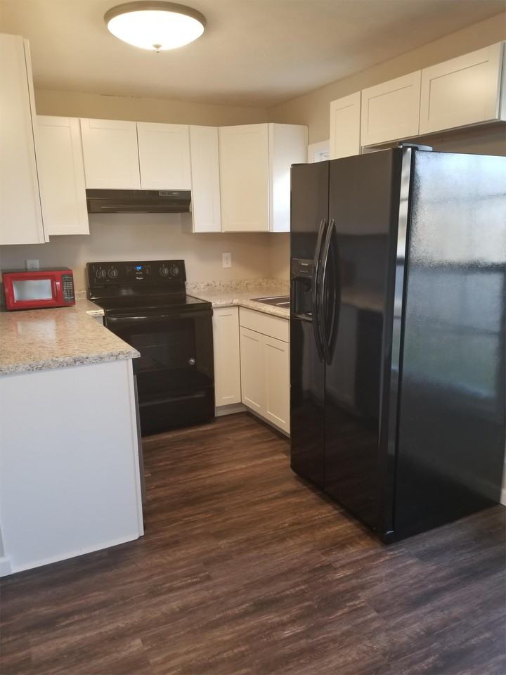 250 N Jackson St #B - Photo 4 of 12