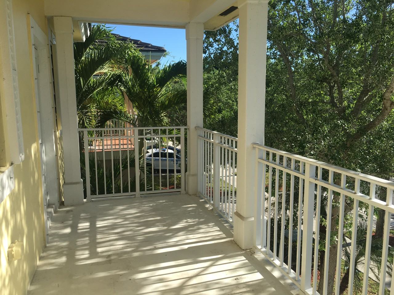 385 Northeast 33rd Terrace - Photo 3 of 32