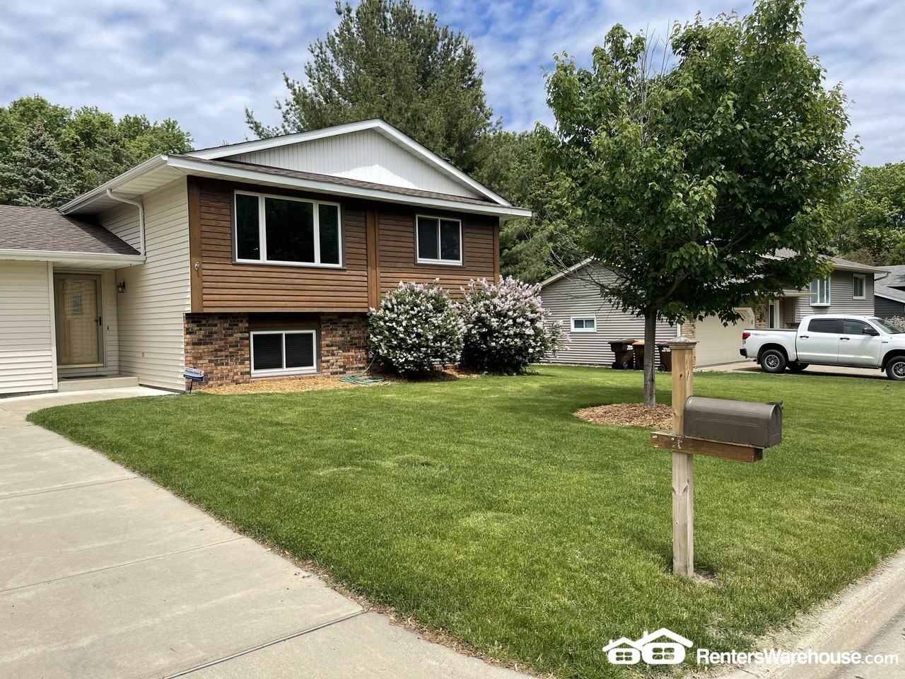 940 Southview Dr - Photo 3 of 10