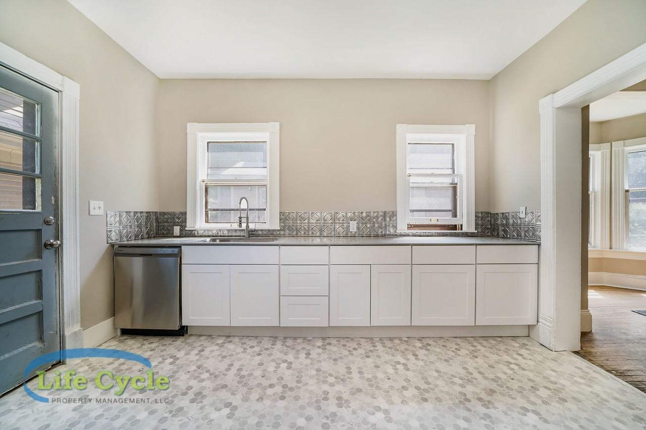 921 Fairmount St Se #1 - Photo 7 of 11