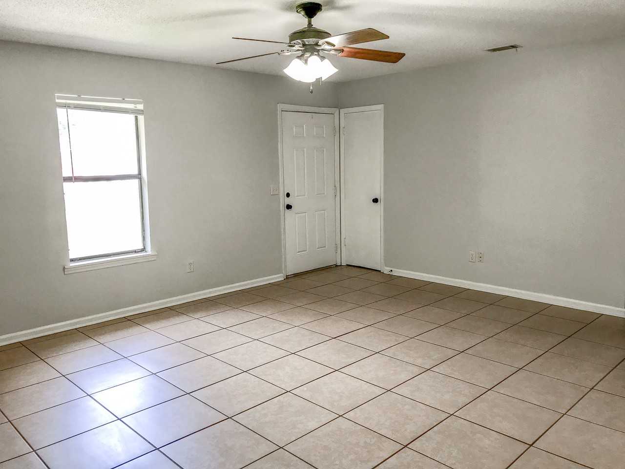 21 Pinewood Ct #1 - Photo 3 of 11