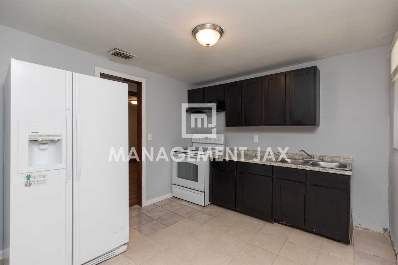 1598 W 33rd St #1 - Photo 3 of 18