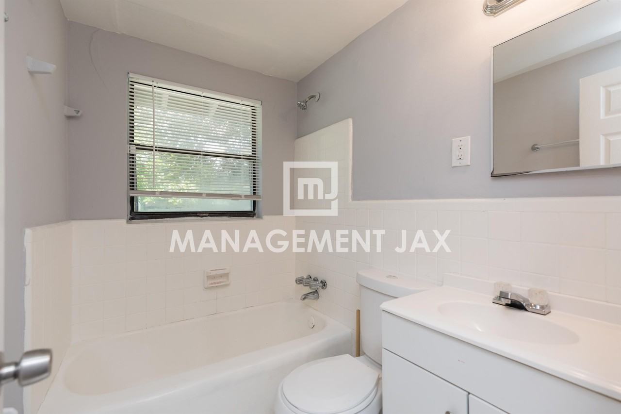 1598 W 33rd St #1 - Photo 4 of 18