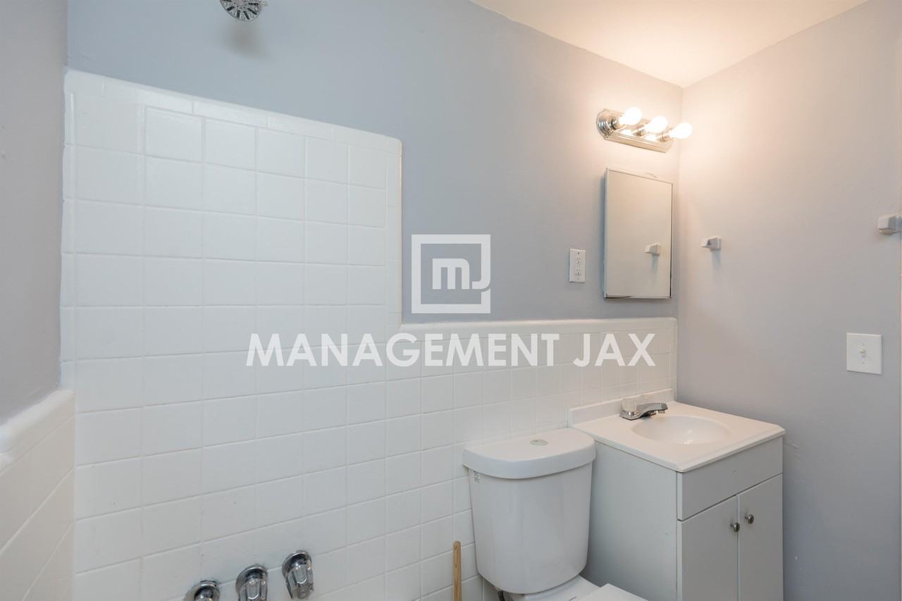 1598 W 33rd St #1 - Photo 5 of 18