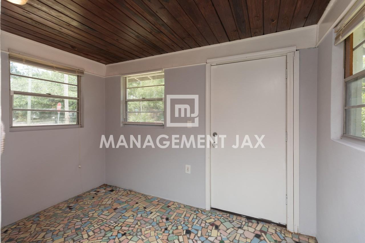 1598 W 33rd St #1 - Photo 6 of 18