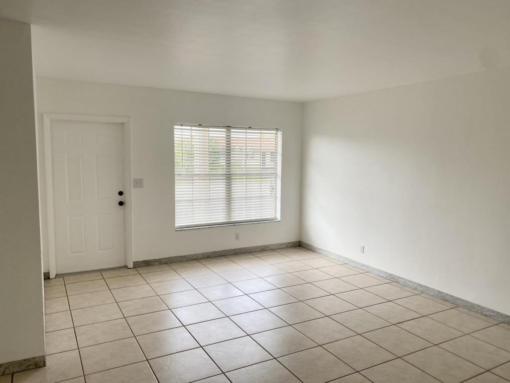 1017 Nw 30th Ct #5 - Photo 3 of 10