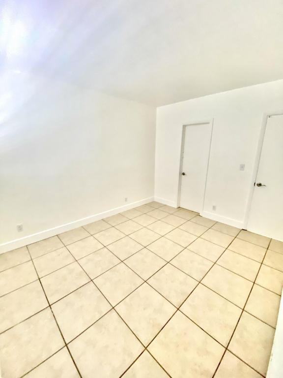 1017 Nw 30th Ct #5 - Photo 4 of 10