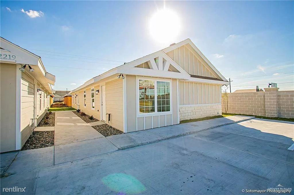 2219 Northridge Ave - Photo 2 of 10