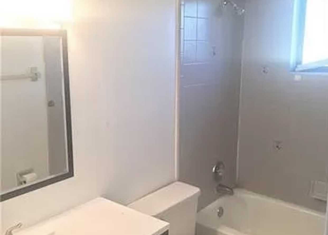 1221 Ne 12th Ave - Photo 2 of 8