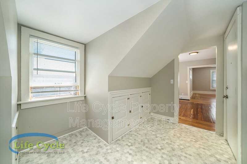 921 Fairmount St Se - Photo 6 of 9
