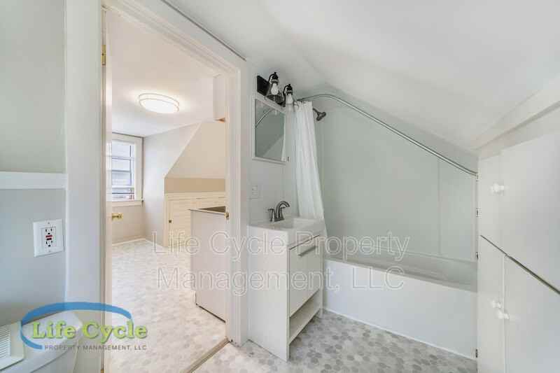 921 Fairmount St Se - Photo 7 of 9