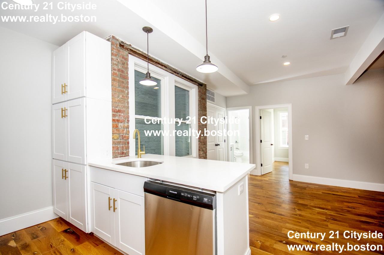 142 Chelsea St #2 - Photo 2 of 11