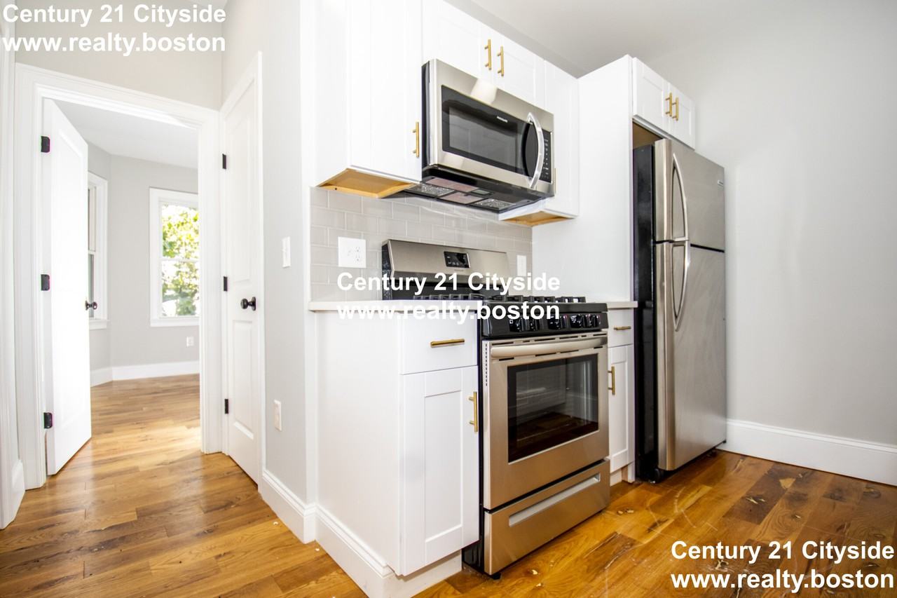 142 Chelsea St #2 - Photo 3 of 11