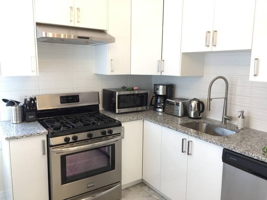 1380 Randall Ave - Photo 2 of 14