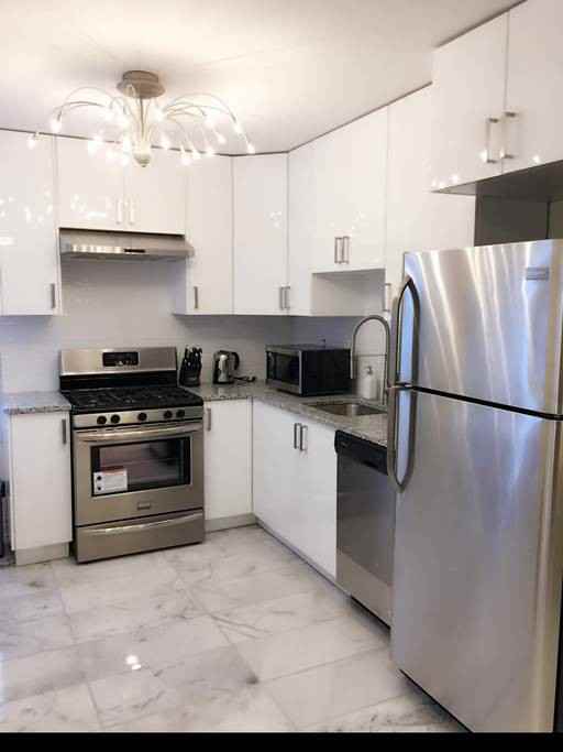 1380 Randall Ave - Photo 3 of 14