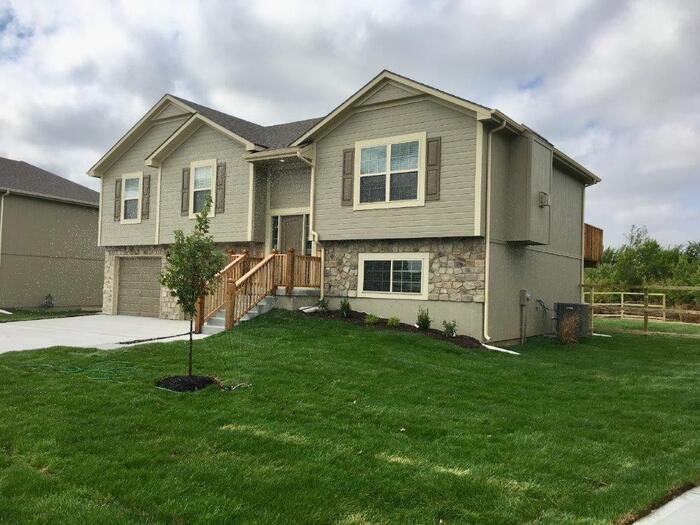 544 S Poplar St - Photo 2 of 22