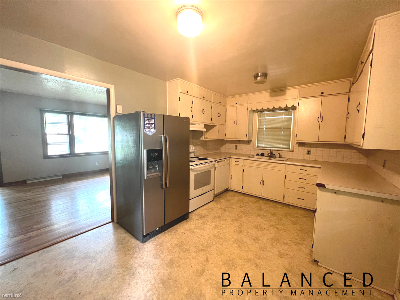 1186 Sw High Ave - Photo 3 of 7
