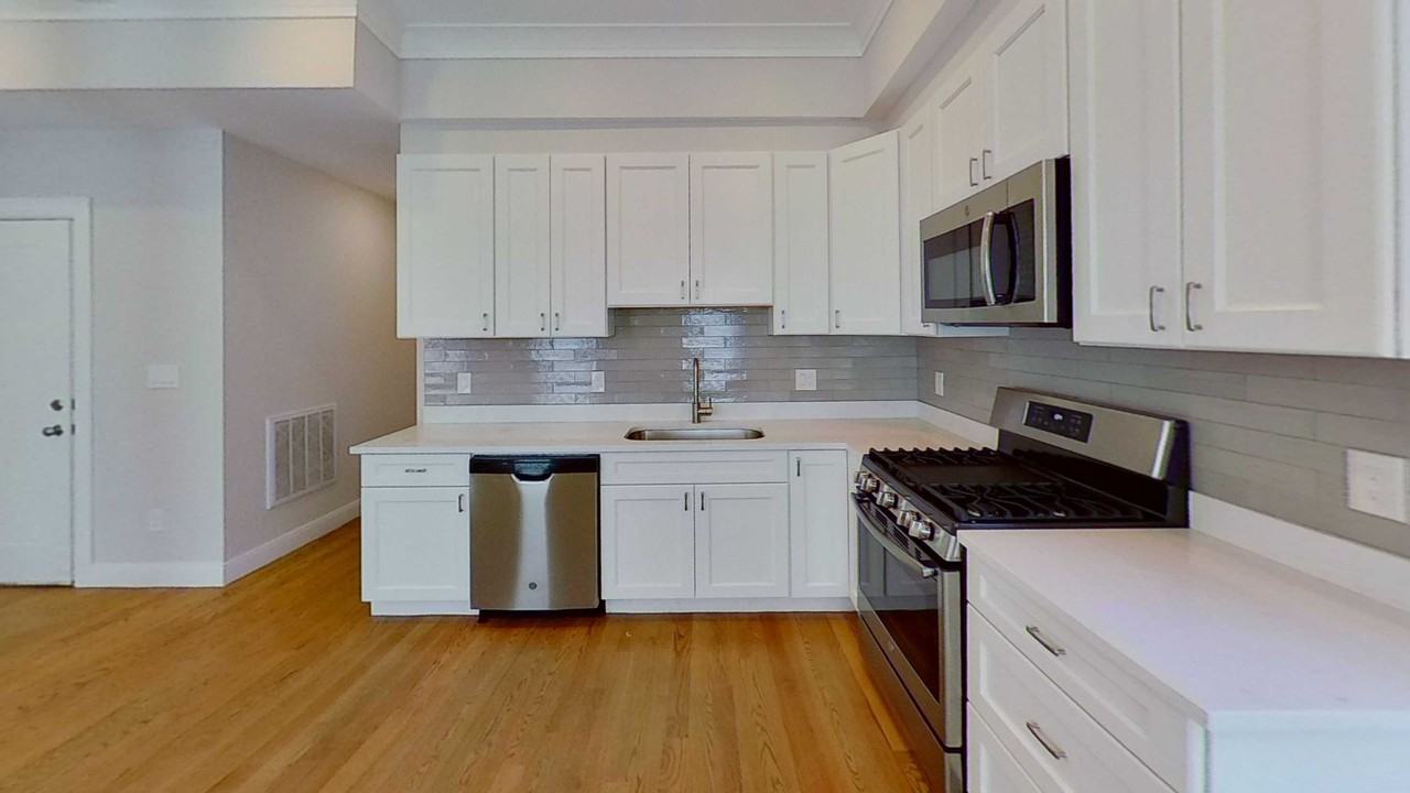 Day St - Photo 2 of 11