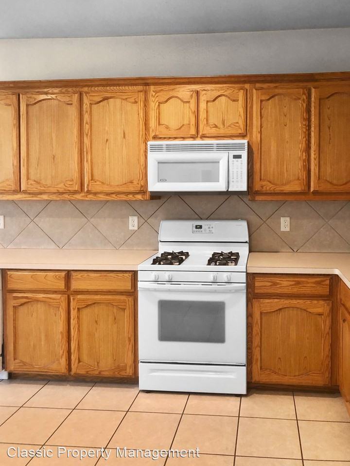 705 Crownpoint Ln - Photo 3 of 5