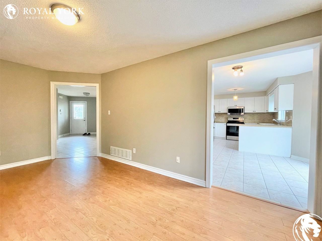 296 Stanley St - Photo 3 of 50