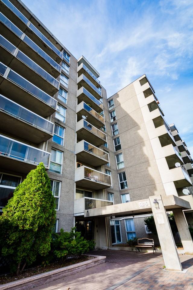 Manoir Camelia Apartments 5875 Boul Cavendish, Côte SaintLuc, QC H4W