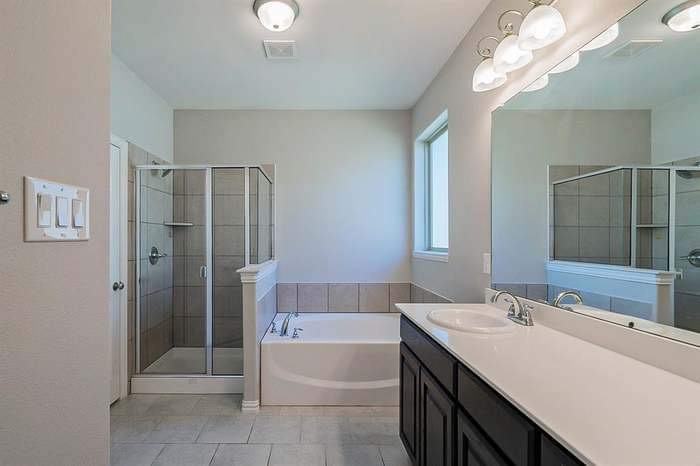 319 Emerald Creek Dr - Photo 3 of 5