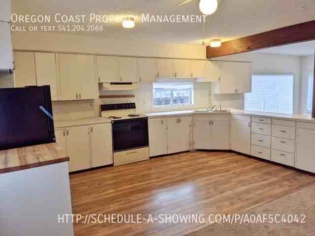 675 Southeast Keel Avenue #B - Photo 6 of 13