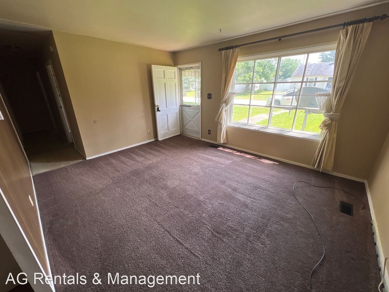 303 Dunbar Ln - Photo 3 of 15