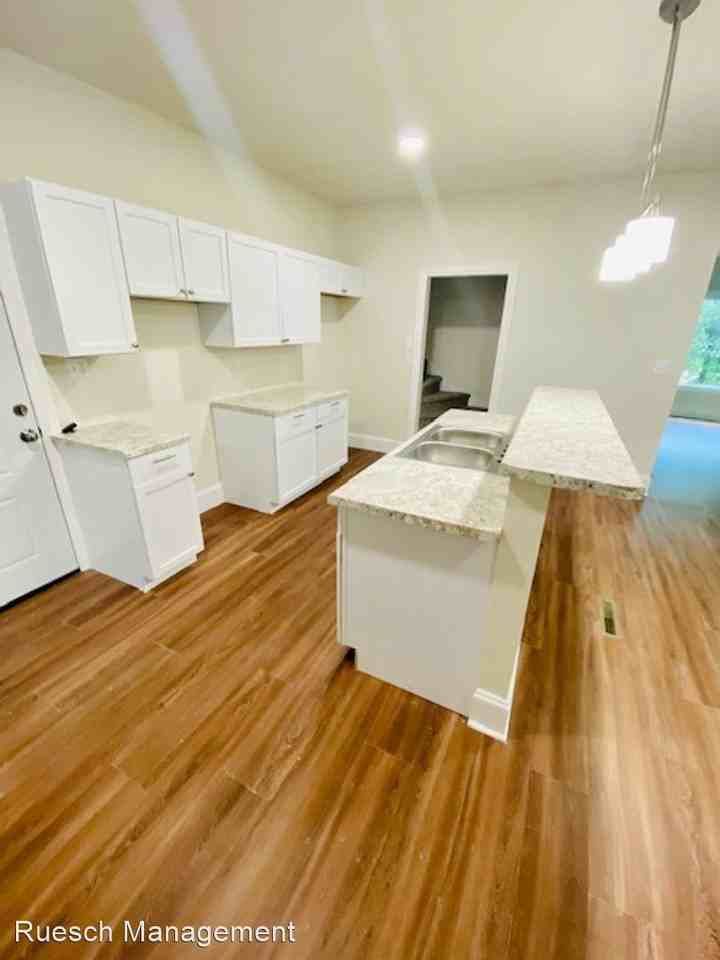 310 Oak St - Photo 2 of 9