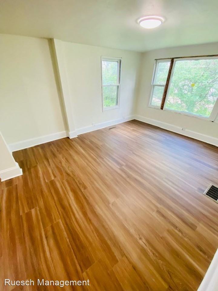 310 Oak St - Photo 3 of 9