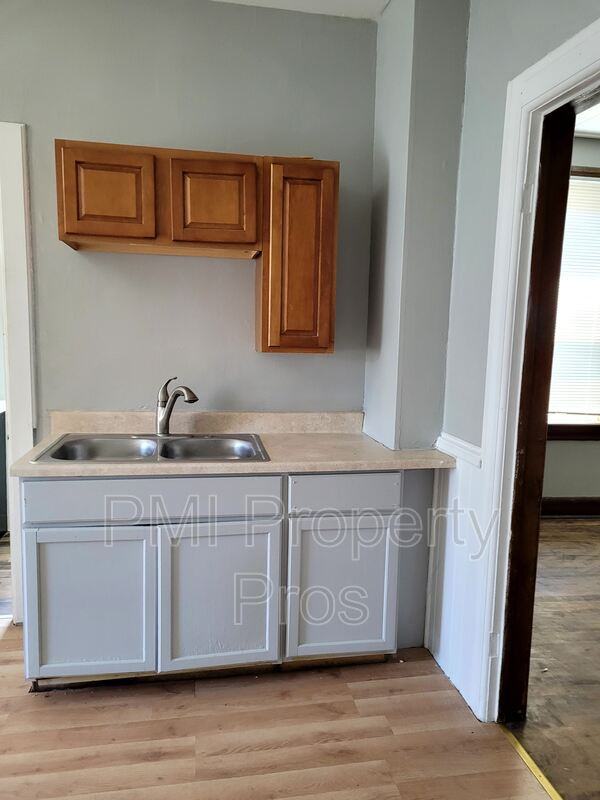 1642 N 28th St - Photo 3 of 10