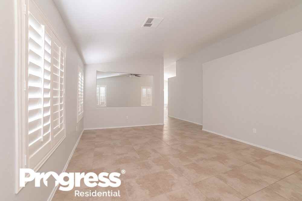 323 N Ocean Dr - Photo 3 of 21