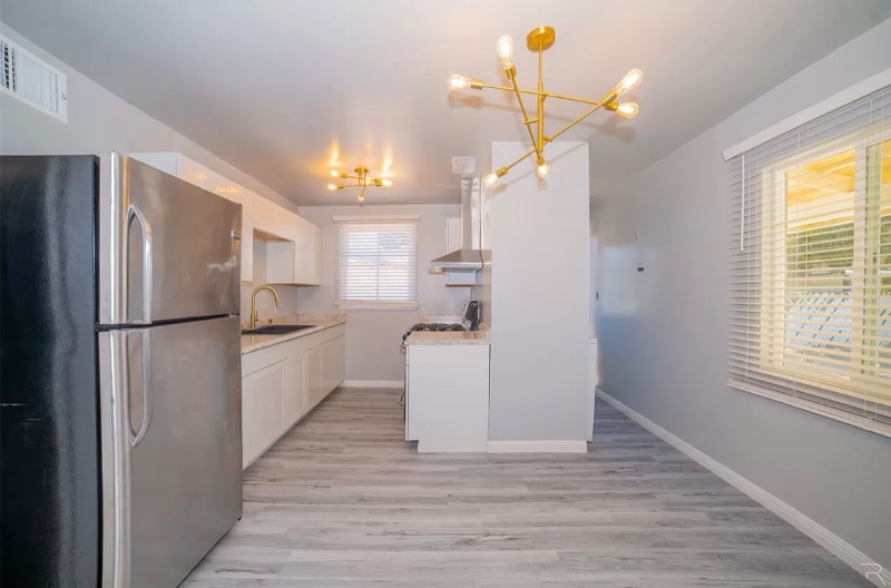 805 W 20th Pl - Photo 2 of 4