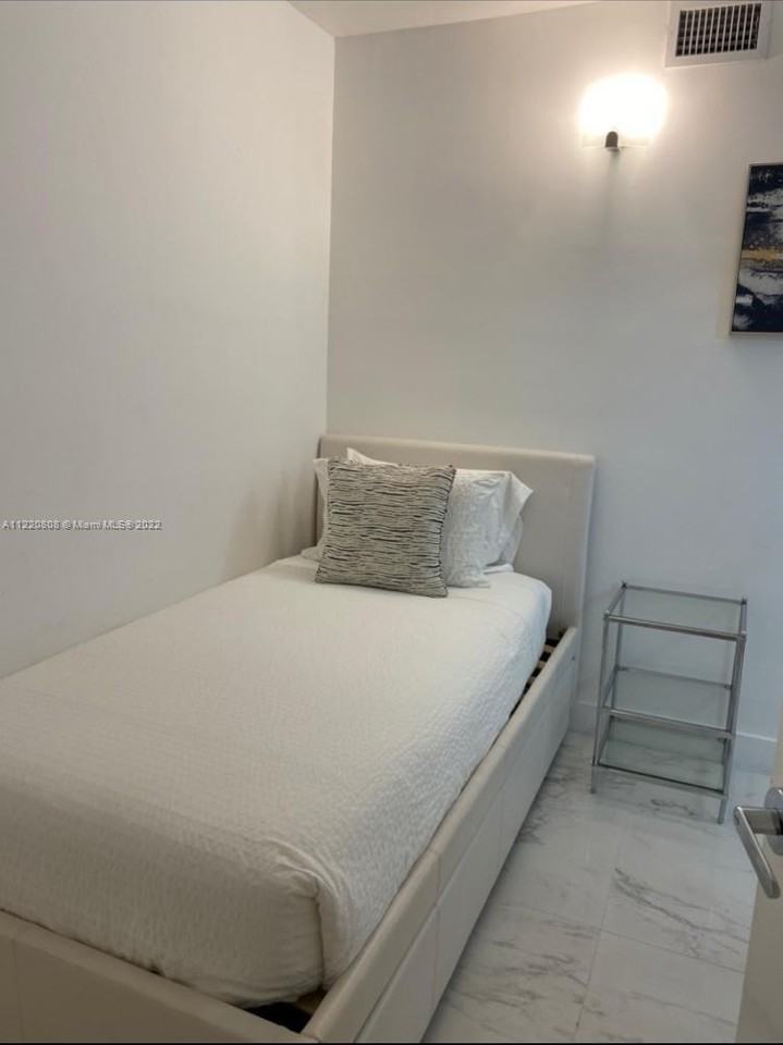 2301 Collins Ave #1503 - Photo 5 of 8