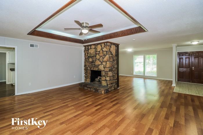 2350 Thornwood Ln - Photo 3 of 15