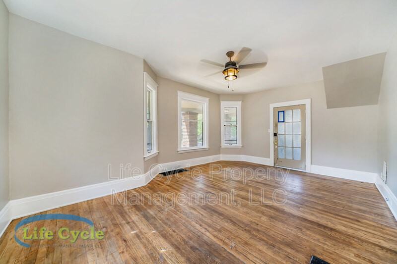 921 Fairmount St Se - Photo 4 of 11