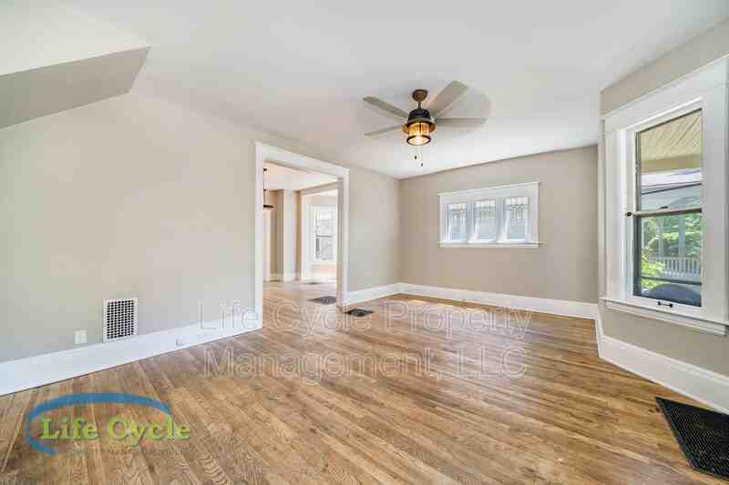 921 Fairmount St Se - Photo 5 of 11