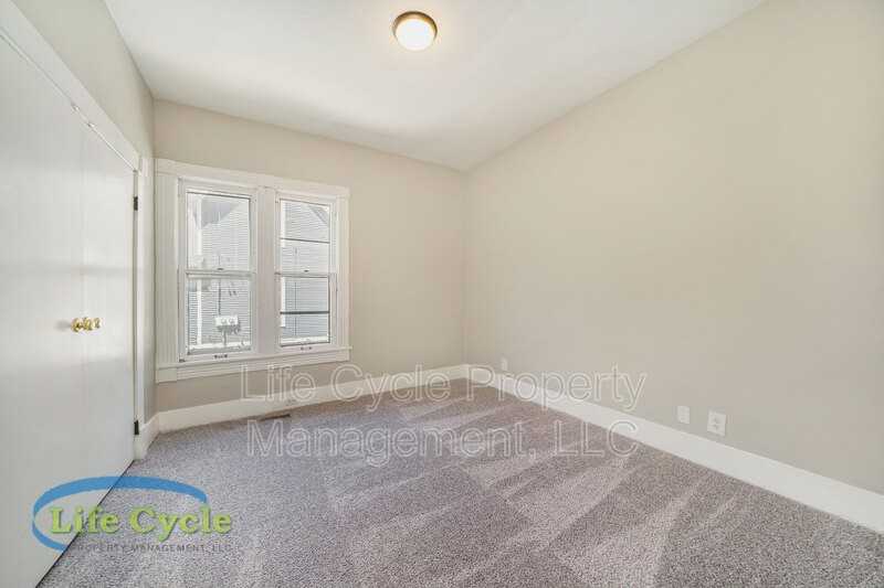 921 Fairmount St Se - Photo 6 of 11